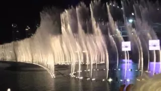 Dubai mall's fountain - water show