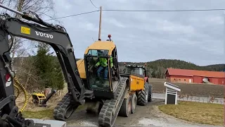 How to safely climb up on a trailer with an excavator!👌 Volvo ECR88D in the air!😋