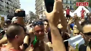 Alger, Rachid Nekkaz parmi les manifestants  place de la Grande Poste