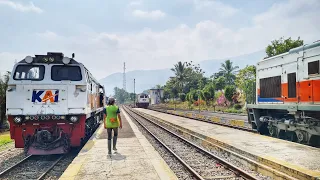 SUPER COY INI KERETA KESERINGAN PAKE 2 LOKOMOTIF ! stasiun jadi Banyak lokomotif.