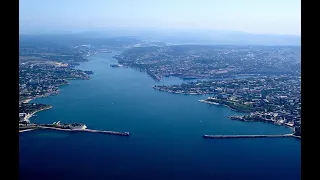 Появилось новое видео атаки Севастопольской бухты надводными беспилотниками ВСУ. Видео.