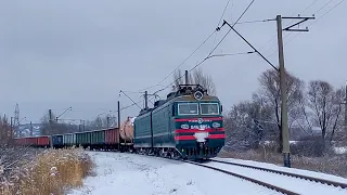 ВЛ11-555 з вантажним потягом, рідкий шлях