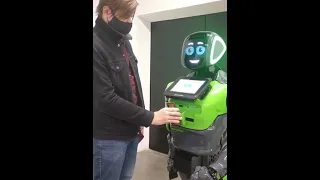 Робот проверяет QR-код