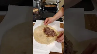 mostrando como hacer un burrito