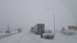 20.12.2023 г.Сильный снегопад и метель в Челябинской обл. Движение грузового транспорта остановлено.