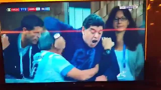 Диего Марадона показывает Фак! Maradona Fuck!!!