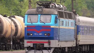 ЧС4-061 та ЧС4-067 з пасажирськими поїздами