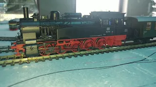 Модель паровоза BR 94 с пивным составом.Model of steam train BR 94 with beer train .