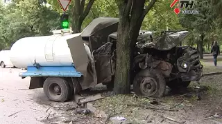 20.07.16 - Грузовик врезался в дерево, легковушку выбросило на тротуар. Подробности аварии на ХТЗ