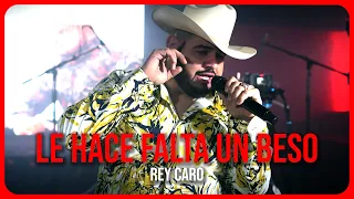 Rey Caro - Le Hace Falta Un Beso (En Vivo)