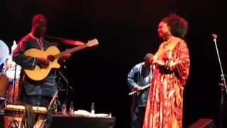 Sekou bah en Guitare solo avec Oumou Sangaré 2009 Berlin