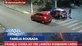 Família é roubada no meio da rua e criança chora | Brasil Urgente