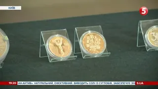 Монети "До 30-річчя Незалежності України" - з вишивкою та лелеками, срібні і золота. Як їх карбують