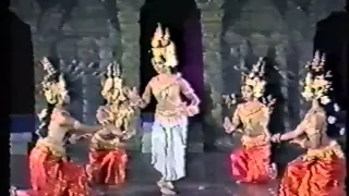 Cambodian Royal Ballet ApSaRa Dance 1986.mpg