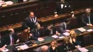 Berlusconi survives no-confidence vote