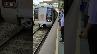 Delhi metro train chappal track pr kisne rakhi Nazar uttarne ke lie