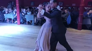 Suyay Quiroga y Jonny Carvajal bailando en YIRA YIRA MILONGA 4/8/2023