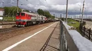 2М62У-0007 с грузовым поездом