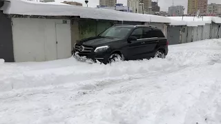 Mercedes-benz GLE400 SUV playing with snow