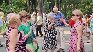 Ой беда беда, а я баба молода Танцы 🕺🕺🕺 в парке Горького Харьков Июль 2021