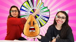 DESAFIO TENTE NÃO COMER COM ROLETA MISTERIOSA DE COMIDA (MYSTERY WHEEL OF FOOD CHALLENGE) | Luluca