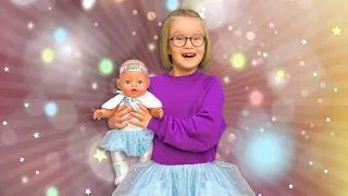 Богдана стала старшою сестричкою для ляльки Балеринки-сніжинки | Веселі історії для дітей