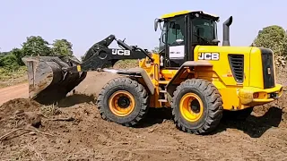 pá carregadeira JCB 426zx trazendo terra pro centro da estrada