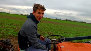 Przygody na traktorkach (wyciąganie traktora z rowu)