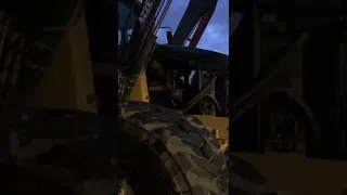 Разница между Caterpillar и New Holland. Оцените сами