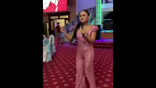 Красавица Анара Батырхан поет на свадьбе