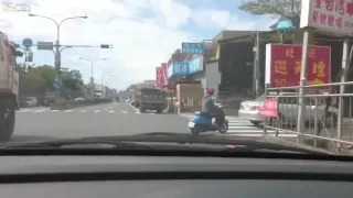 Drunk scooter rider crashes into car in Taiwan