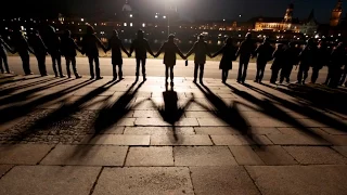 Thousands form human chain for Dresden bombing anniversary