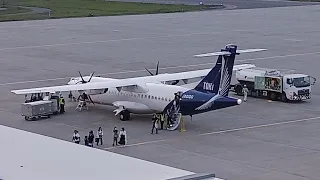 飛行機から乗客を降ろすトキエアのATR72-600 型機#新潟空港