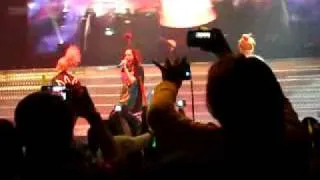 FANCAM: "CAN'T NOBODY" by 2ne1 the party at araneta