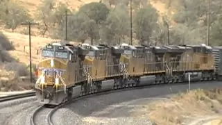 4 ES44AC's pull and 2 roaring SD70ACe's push a heavy freight around the Loop