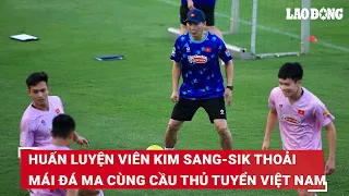 Huấn luyện viên Kim Sang-sik thoải mái đá ma cùng cầu thủ tuyển Việt Nam | Báo Lao Động