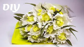 Мастер-класс Нарциссы из гофрированной бумаги с конфетой внутри / How to make crepe paper flowers