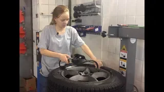 Девушка и шиномонтаж колес на BMW