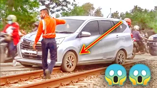 MOBIL TERPEROSOK DITENGAH LINTASAN ! Perlintasan Kereta Api Pagaden,Subang