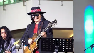 Freddie Aguilar with Watawat Band