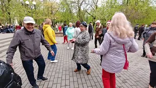 21.04.24г...КАЗАХСКИЙ ХИТ... Звучит на танцполе в Гомельском парке...