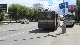 На автономном ходу объезжает троллейбус