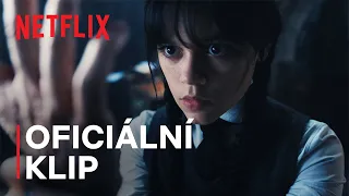 Wednesday Addamsová vs. Věc | Oficiální klip | Netflix