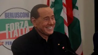 Barzellette e siparietti comici: alcune delle freddure raccontate da Silvio Berlusconi negli anni