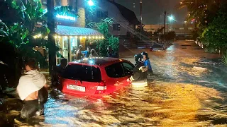 Кошмарное наводнение в Сочи. Жилые многоэтажки ушли под воду. Людей эвакуируют