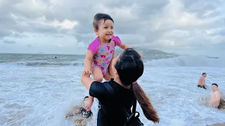 Linh Nhi đưa bé Miu đi tắm biển Nha Trang...