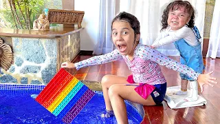 ELOAH JOGOU OS FIDGET TOYS DE SARAH NA PISCINA !!! SARAH ENSINA A CUIDAR DOS BRINQUEDOS