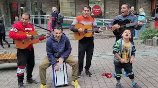 Zakopane Krupówki jest muzyka jest zabawa Romowie piknie grają i śpiewają  :)