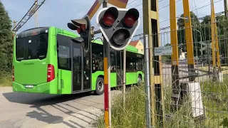 Järnvägsövergången i Ramlösa med Pågatåg - Swedish level crossing