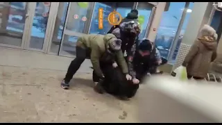 В красноярском магазине DNS мужчина ударил женщину и попытался стеклом порезать другого посетителя
